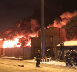 Эпичный пожарный снялся на фоне огромного пожара в Питере