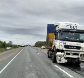 Полицейский УАЗ протаранил припаркованный грузовик