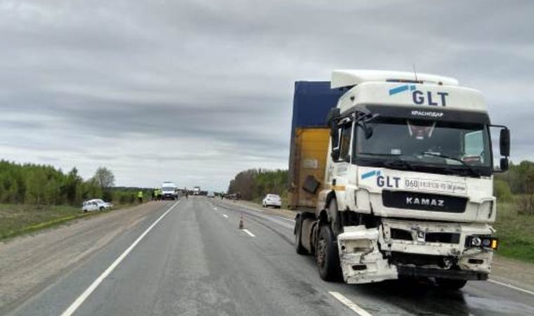 Полицейский УАЗ протаранил припаркованный грузовик