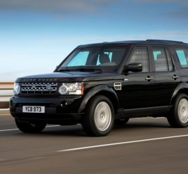 Водитель случайно утопил Land Rover в море