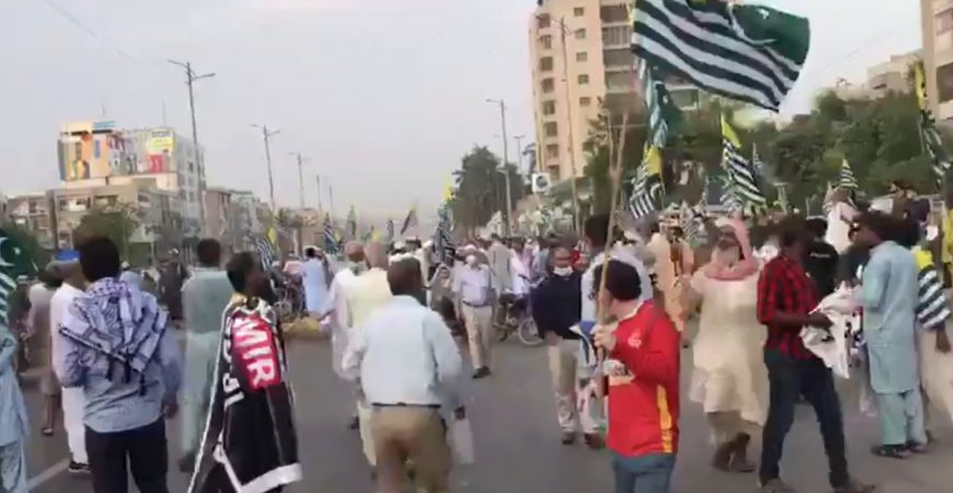 На митинге в Пакистане взорвали гранату: десятки пострадавших