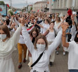 В Минске 250 женщин в белом вышли на протест против действий силовиков